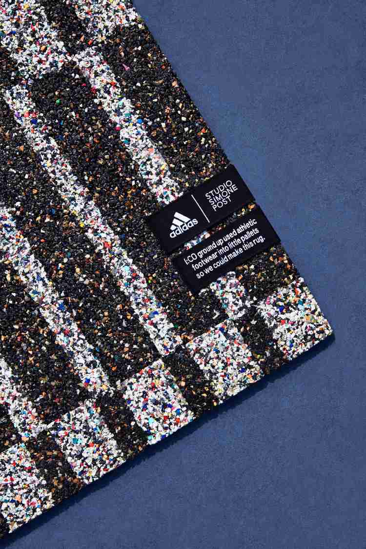 Moderný koberec zdobí Adidas Flagstore