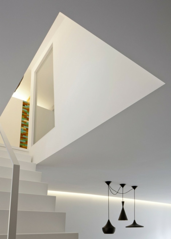 biela stena s farebnou výzdobou