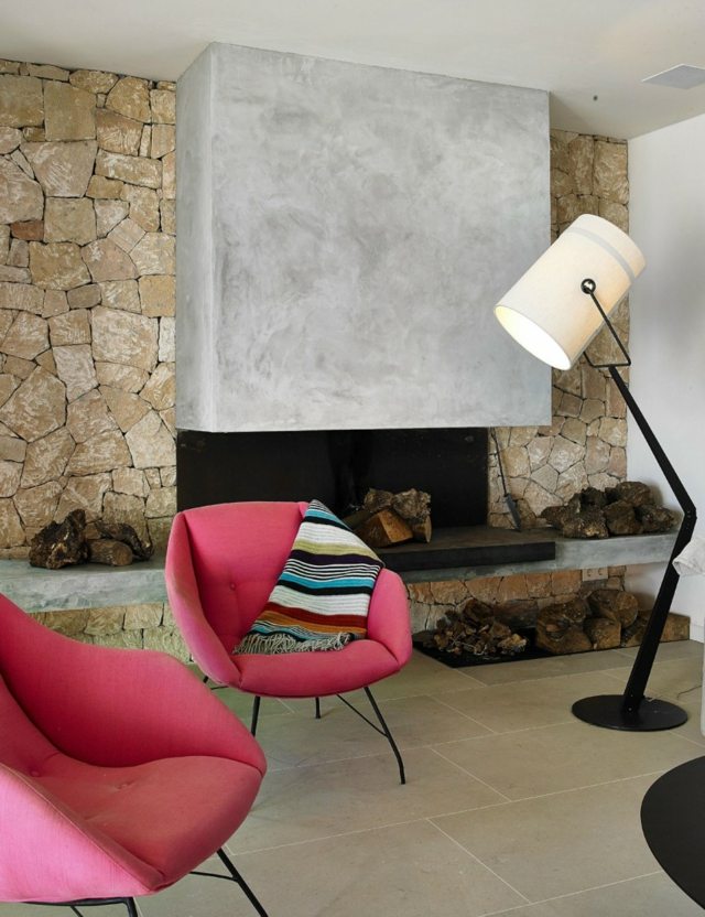 nastavenie ružových stoličiek čalúnenej stojacej lampy v krbe
