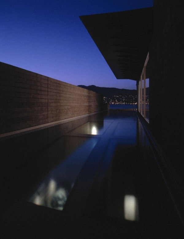 Nočný pohľad na betónový dom Vancouver