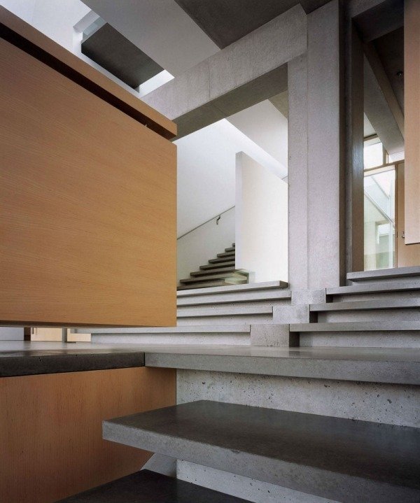 Schodisko Shaw House betónové schody drevené obloženie