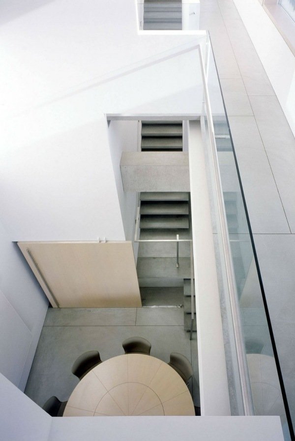 Interiérový dizajn skleneného zábradlia v minimalistickom štýle