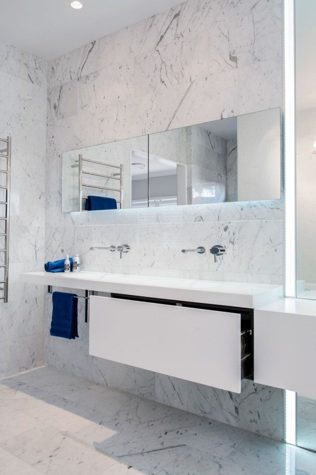 biele mramorové dlaždice zdôrazňujú elegantne biele dlaždice mramor krásny originálny vzhľad biely prízvuk