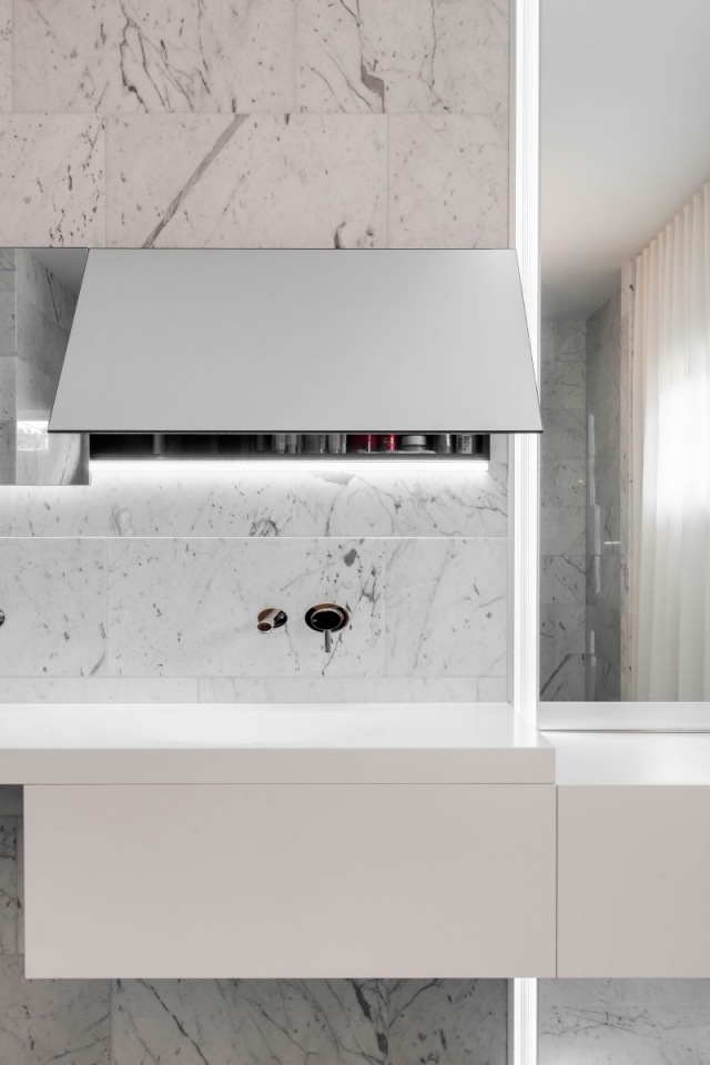 zrkadlová skrinka praktický komfortný štýl akcent kladený na make-up zrkadlová skrinka prakticky krásny akcent zvýraznite make-upom