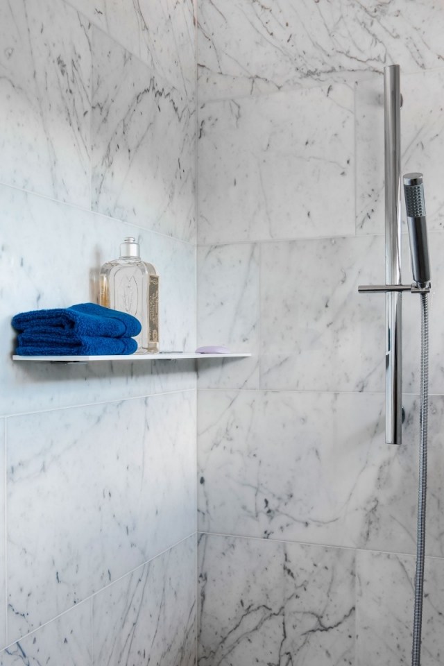 dvojitá sprcha súkromná guľa vytvára použitie mramorových dlaždíc Dvojitá sprcha v súkromnej sfére vytvára drahé materiály pomocou dlaždíc