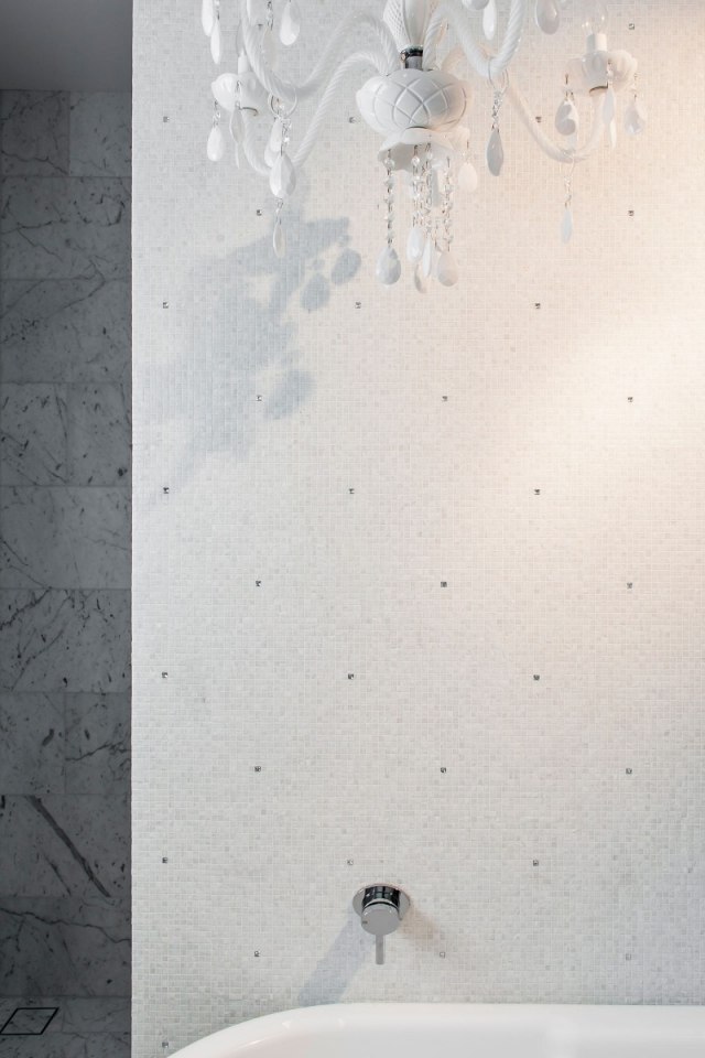 moderný dizajn kúpeľne swarovski osvetlenie elegancia mramorový komfort