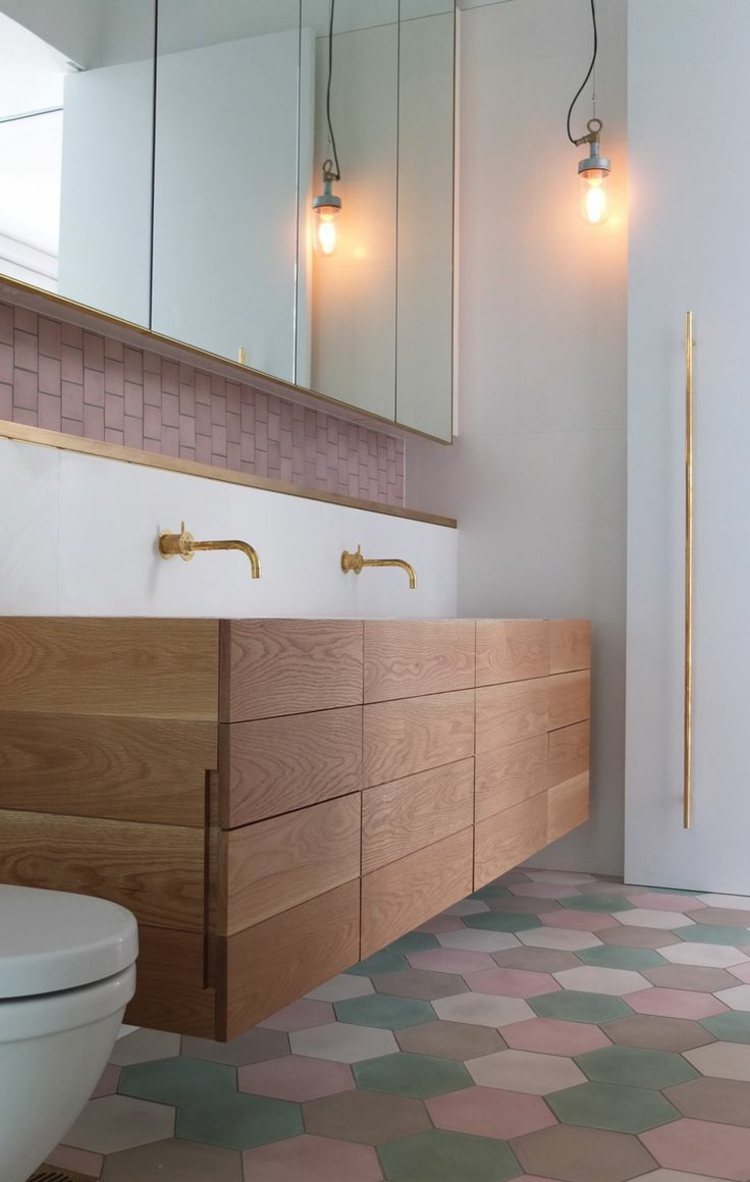 kúpeľňa-s-drevom-moderné-umývadlo-konzola-dlaždice-šesťuholník-pastelové tóny-kachľové zrkadlo