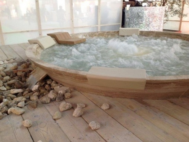 moderné zariadenie-do kúpeľne-okrúhla-vírivá vaňa-drevené operadlo