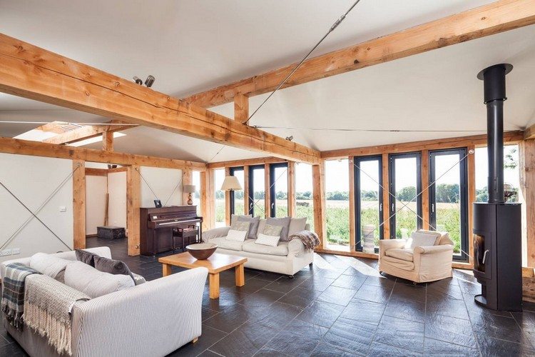 moderný-statok-obývačka-žulová podlaha-drevené trámy