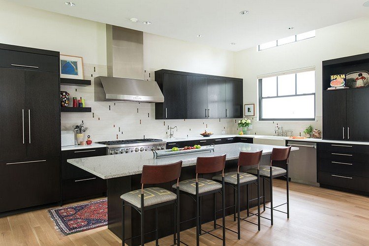 moderný-sedliacky dvor-moderná-kuchyňa-čierna