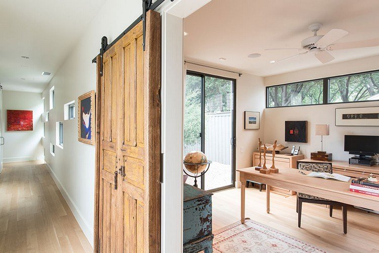 moderný-sedliacky dvor-chodba-domáca kancelária-posuvné-dvere-vidiecky dom