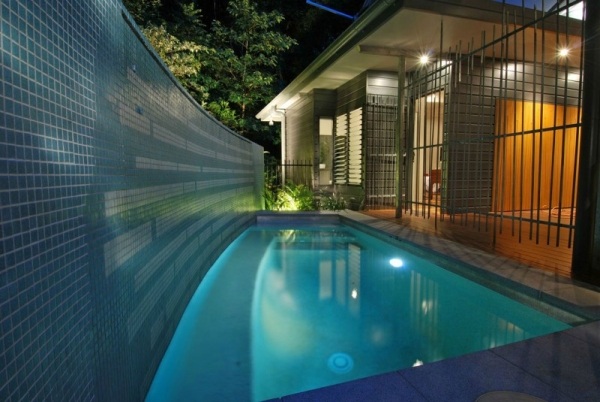 moderný dom na strome s malým bazénom