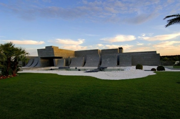 moderný dom s minimalistickým dizajnom