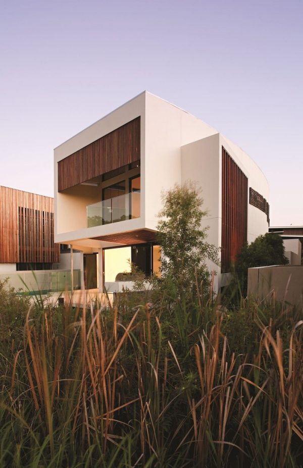 moderný dom s elegantným dizajnom vzadu