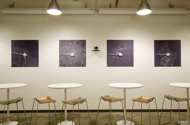 Osvetlenie nástenných hodín pre ústredie Skype v Palo Alto v Kalifornii