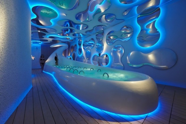 dlho-jacuzzi-zaujímavé-osvetlenie-spa-hotel-interiér