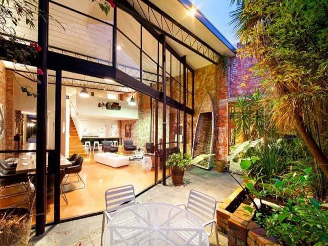 Zasklenie fasády domu zasklením vnútorným dvorom Fasáda domu presklené obklady zasklené vnútorné nádvorie sedacia skupina