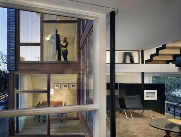 moderná architektúra rohový dom veľká rodinná jedáleň drevený nábytok rohový dom s modernou architektúrou