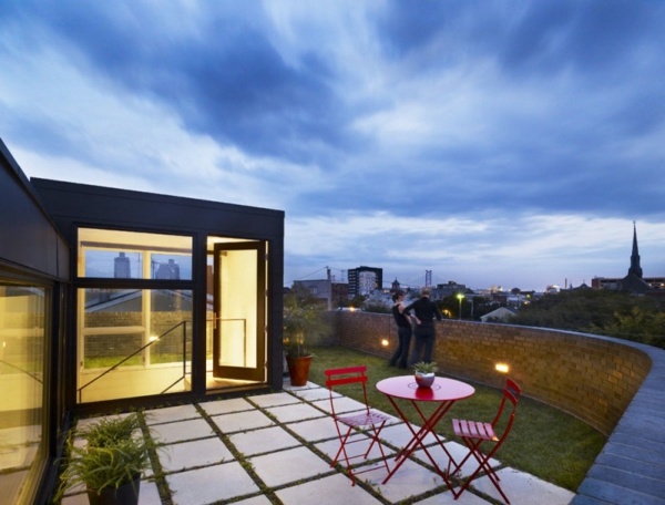 červený záhradný nábytok skladacie stoličky drevená strecha zasadená na stôl skladacie stoličky červený záhradný nábytok drevený stôl