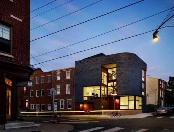 Fasádne osvetlenie rohového domu v modernej architektúre USA Fasádne osvetlenie rohového domu v modernej architektúre