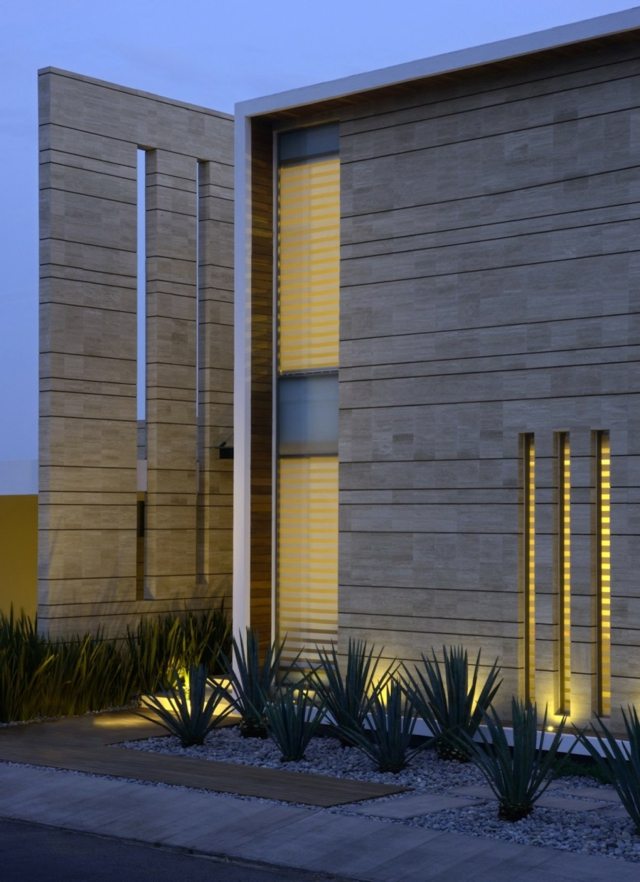 Okno vystavená betónová stena vetrolam letná sklenená vložka fasáda