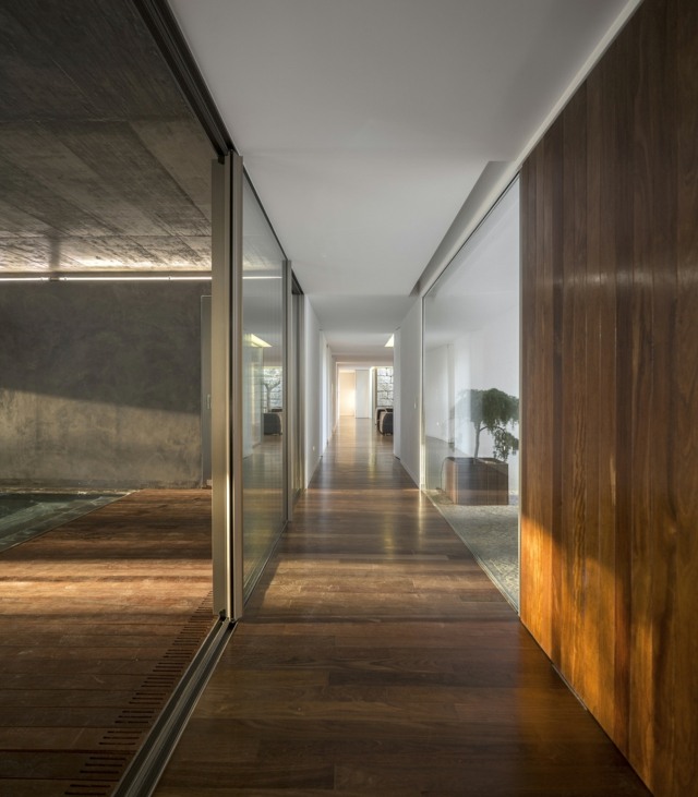 Rodinný dom obložený drevenými stenami, moderný, minimalistický Steny obložené moderným minimalistickým dizajnom interiéru