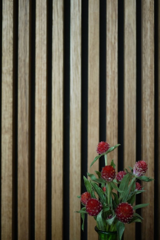 moderný dom z prírodných materiálov z tvrdého dreva Moderný rodinný dom z prírodných materiálov z tvrdého dreva