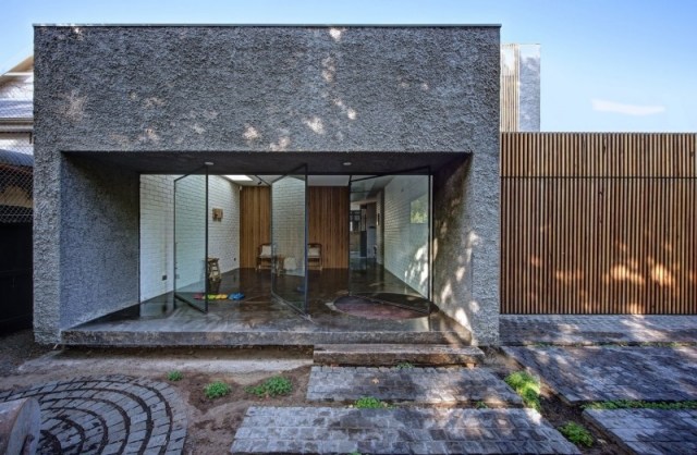 Moderný dom prírodné materiály sklenené otočné dvere balkón Moderný rodinný dom s prírodnými materiálmi, sklenené krídlové dvere, balkón