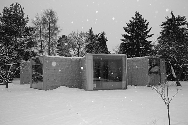 moderný-rodinný dom-rôzne-orientované-obývačky-boxy-sklenená stena