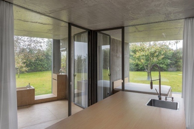 Betónový dom-s-veľa-sklenenými izbami-otvorený-chameleón-dom-Praha