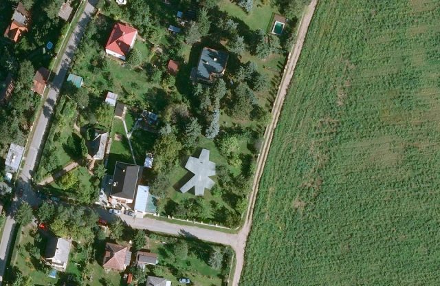 asymetrický dom so šiestimi budovami na okraji Prahy