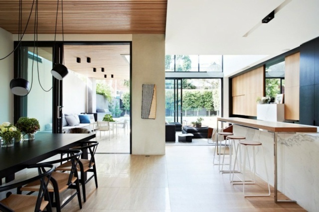 štýlové dizajnové sklenené posuvné stoličky bar prechod do obývačky