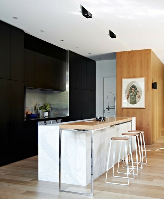 Kuchyňa jedálenský kút ostrovček na varenie drevená stena nerezový kuchynský drez