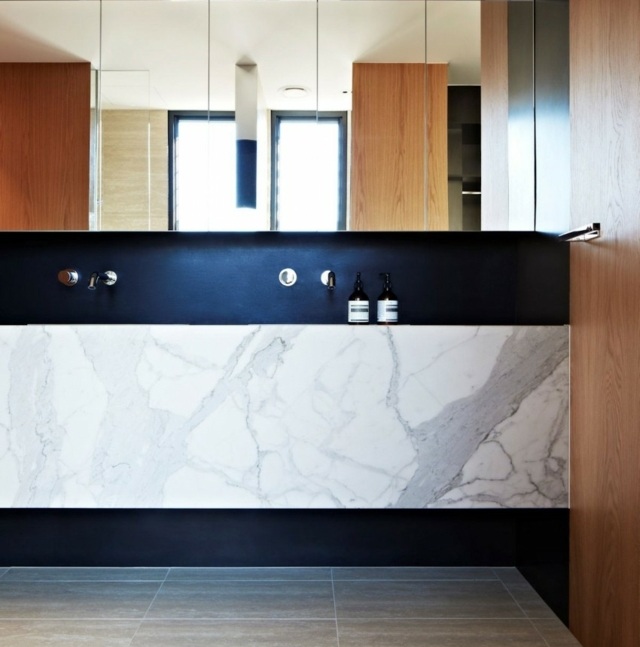 Drezový modul z obkladového dreva vyzerá ako veľké zrkadlo