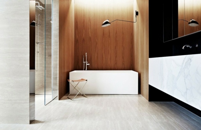 Vaňa drevená stena mramorové umývadlo stena tmavej antracitovej farby