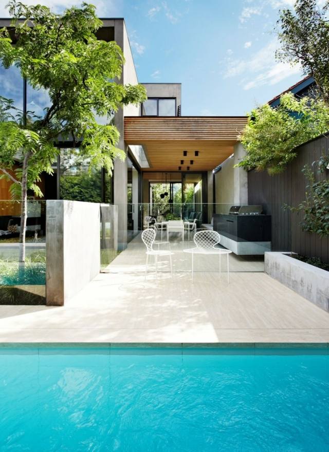 Vstup do pieskovcovej dlaždice s okrajom bazéna