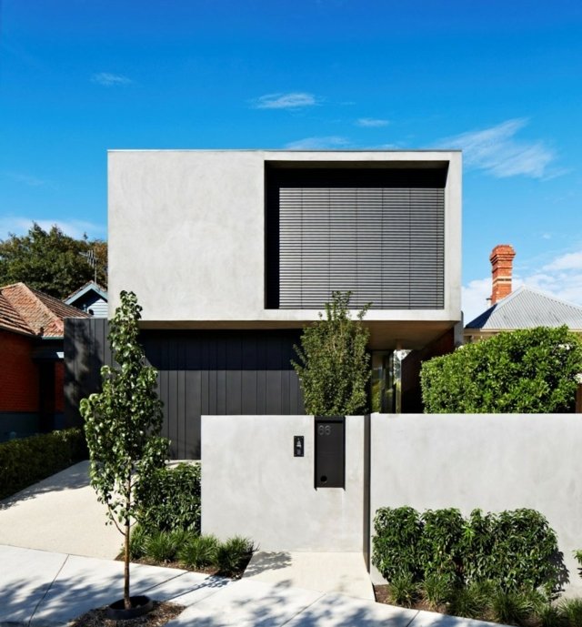 Betónová stena vysoké stromy súkromná zástena rolety rodinný dom