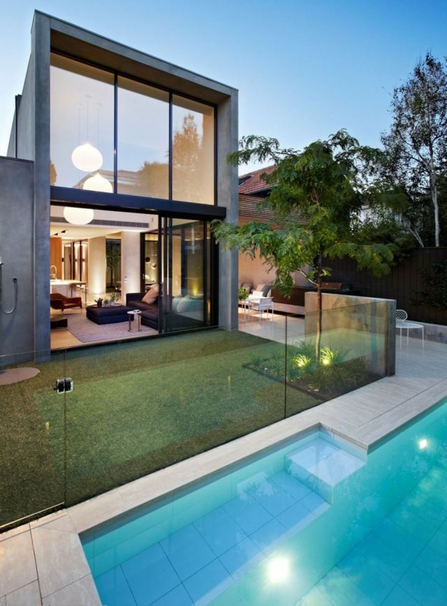 Samostatne stojaci dom bazén trávnik presklená hrana obývacia izba