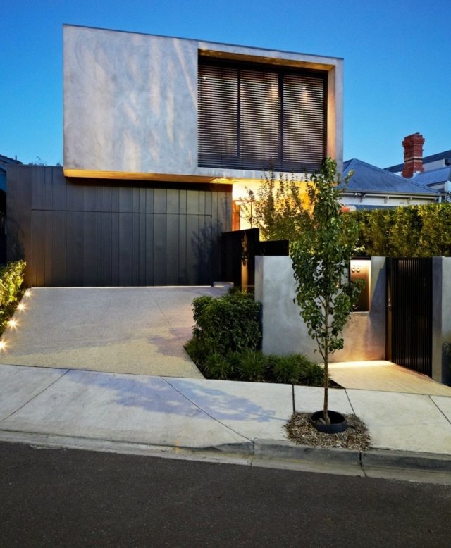 Osvetlenie fasádnej garáže čierna stena betónová príjazdová cesta