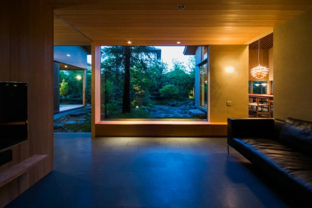 Osvetlenie strešných svetiel drevený strop betónová podlaha