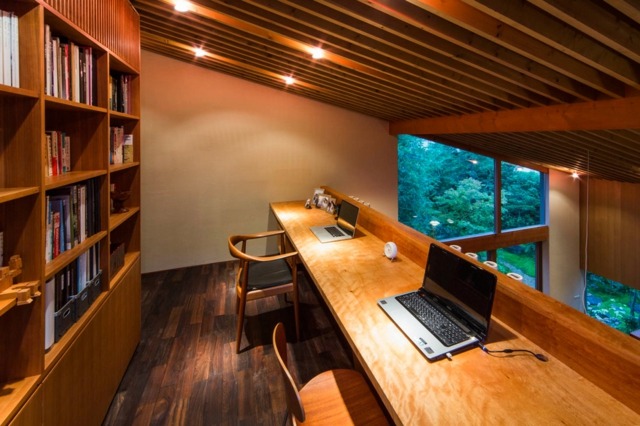 Knižničný stôl pod horným poschodím