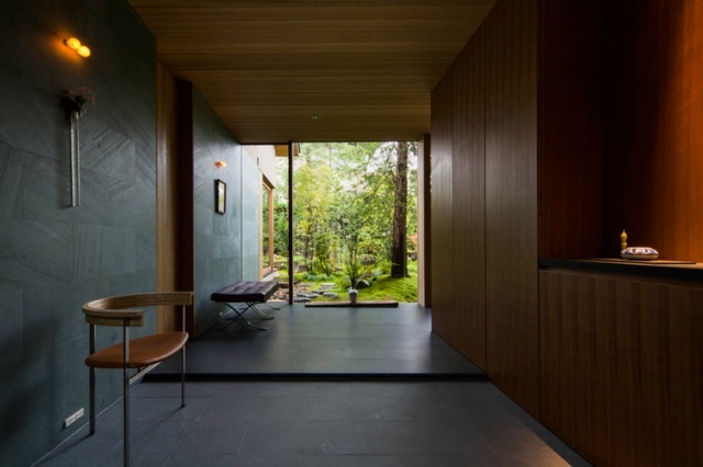 Nápady na dizajn chodby s dreveným nábytkom a tlmeným svetlom