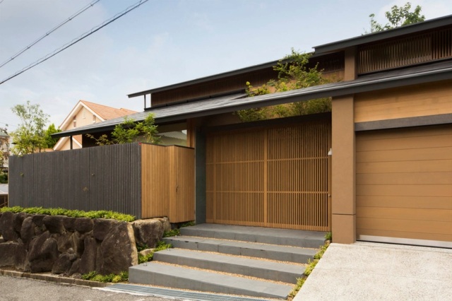 Vchod tvarujú drevené fasádne posuvné dvere