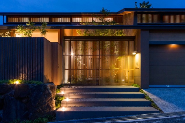 Večerný vchod do fasádneho dreva