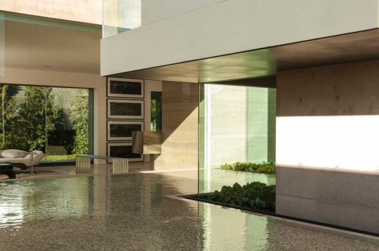 moderný dom-vnútorná-záhrada-rybník-štrk