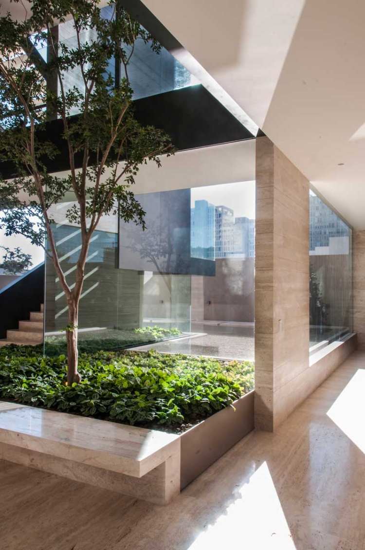 moderný dom-vnútorná záhrada-strom-zaplavená-izba