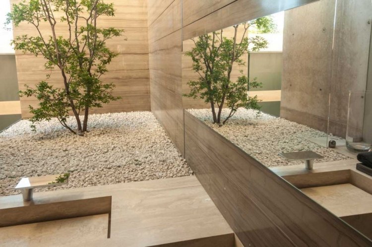 moderná-kúpeľňa-kameň-drez-vnútorná záhrada