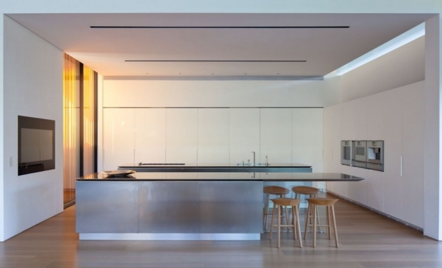 rodinný dom tel aviv interiér kuchyňa ostrov biely minimalistický moderný rodinný dom tel aviv kuchyňa ostrov biely minimalistický