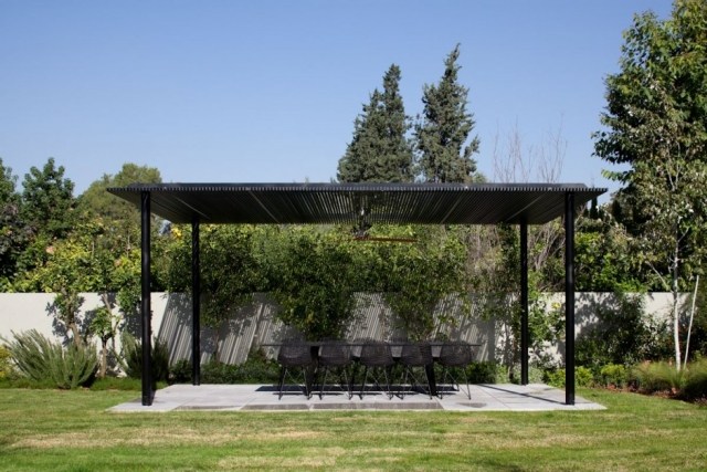moderný dom nádvorie tel aviv trávnik pergola čierna moderný dom tel aviv trávnik pergola čierna
