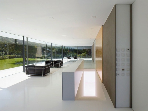 Interiér schodiskového domu s garážou